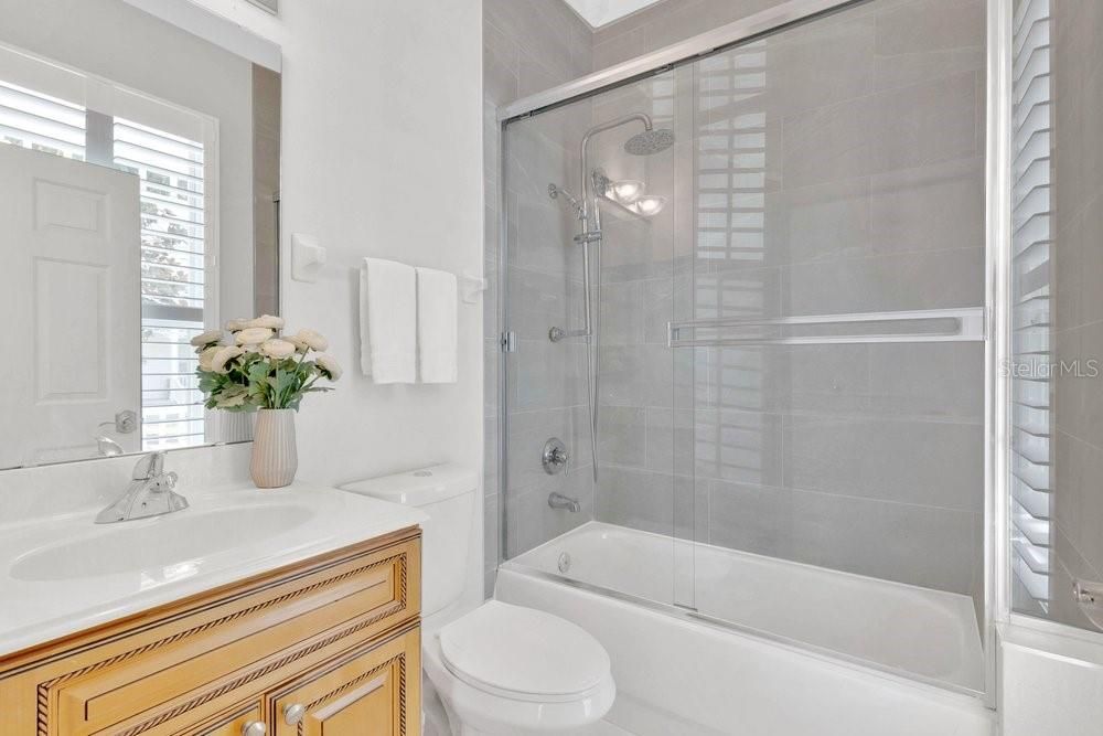 For Sale: $999,000 (5 beds, 3 baths, 2800 Square Feet)