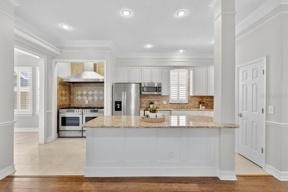 For Sale: $999,000 (5 beds, 3 baths, 2800 Square Feet)