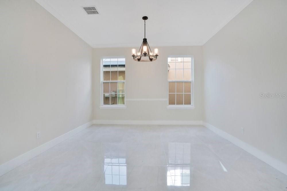 Activo con contrato: $690,000 (5 camas, 3 baños, 3390 Pies cuadrados)
