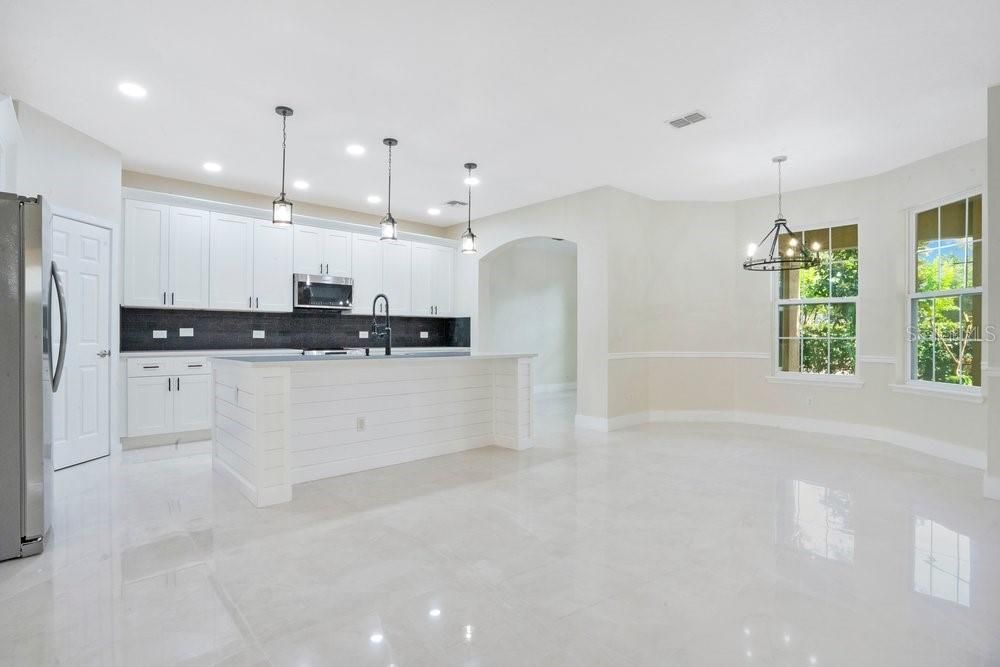 Activo con contrato: $690,000 (5 camas, 3 baños, 3390 Pies cuadrados)