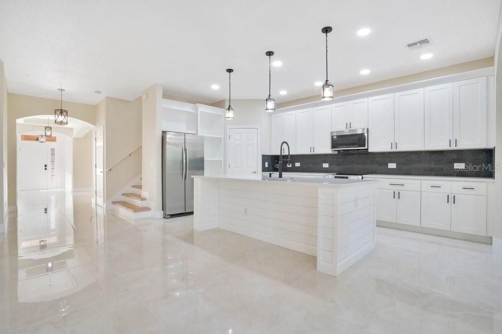 Activo con contrato: $690,000 (5 camas, 3 baños, 3390 Pies cuadrados)