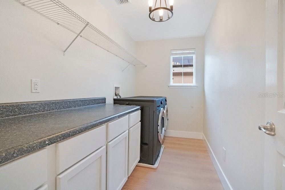 Activo con contrato: $690,000 (5 camas, 3 baños, 3390 Pies cuadrados)