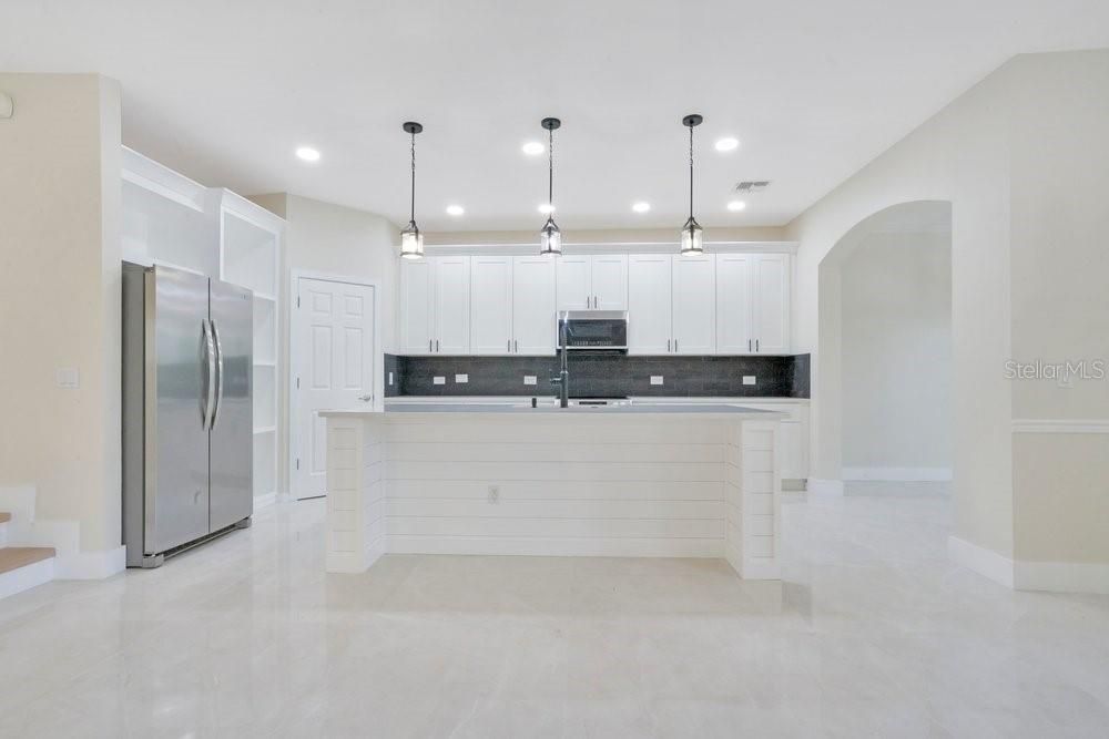 Activo con contrato: $690,000 (5 camas, 3 baños, 3390 Pies cuadrados)