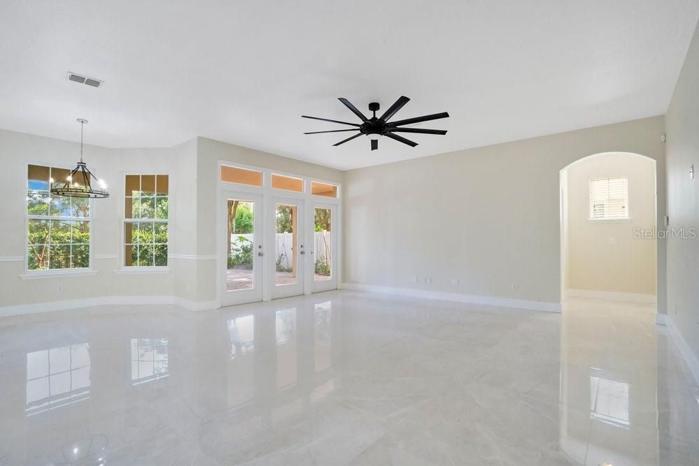 Activo con contrato: $690,000 (5 camas, 3 baños, 3390 Pies cuadrados)