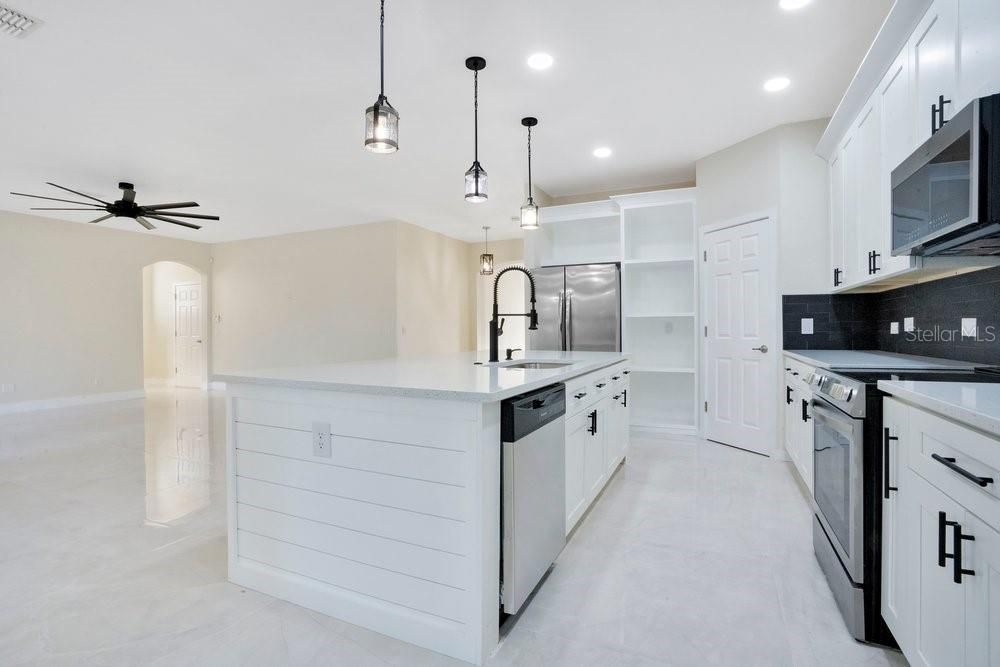 Activo con contrato: $690,000 (5 camas, 3 baños, 3390 Pies cuadrados)