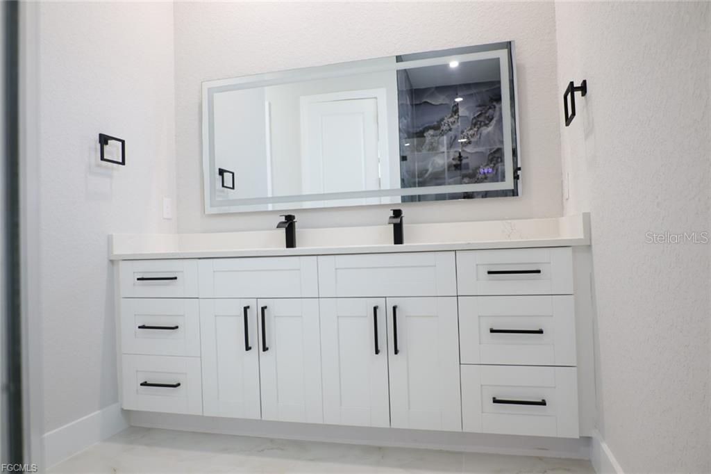 En Venta: $543,300 (5 camas, 4 baños, 2218 Pies cuadrados)