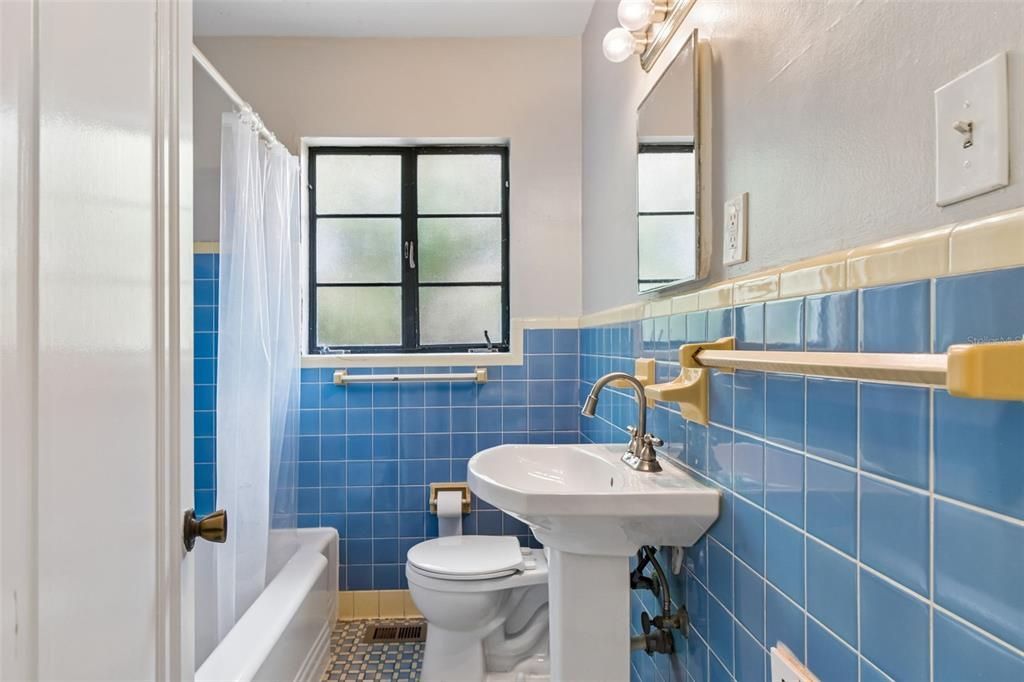 En Venta: $685,000 (2 camas, 0 baños, 1944 Pies cuadrados)
