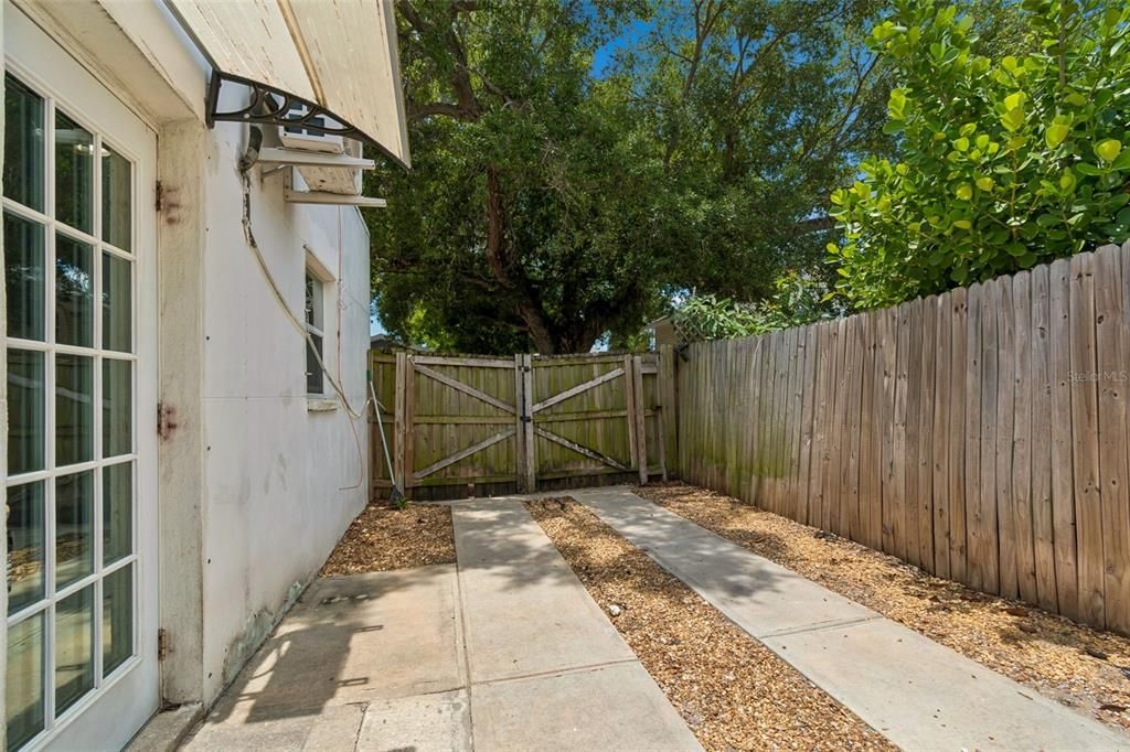 En Venta: $685,000 (2 camas, 0 baños, 1944 Pies cuadrados)
