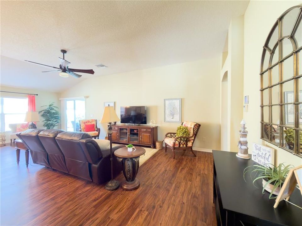 Activo con contrato: $399,000 (3 camas, 2 baños, 1652 Pies cuadrados)