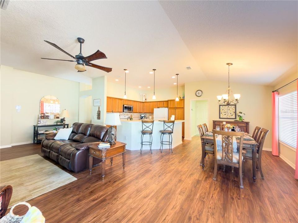 Activo con contrato: $399,000 (3 camas, 2 baños, 1652 Pies cuadrados)