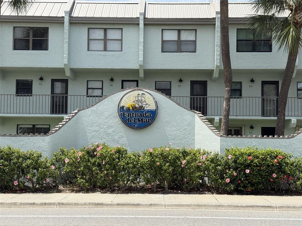 For Sale: $389,900 (2 beds, 2 baths, 1014 Square Feet)