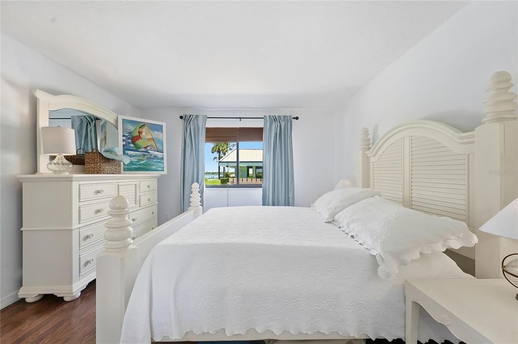 For Sale: $389,900 (2 beds, 2 baths, 1014 Square Feet)
