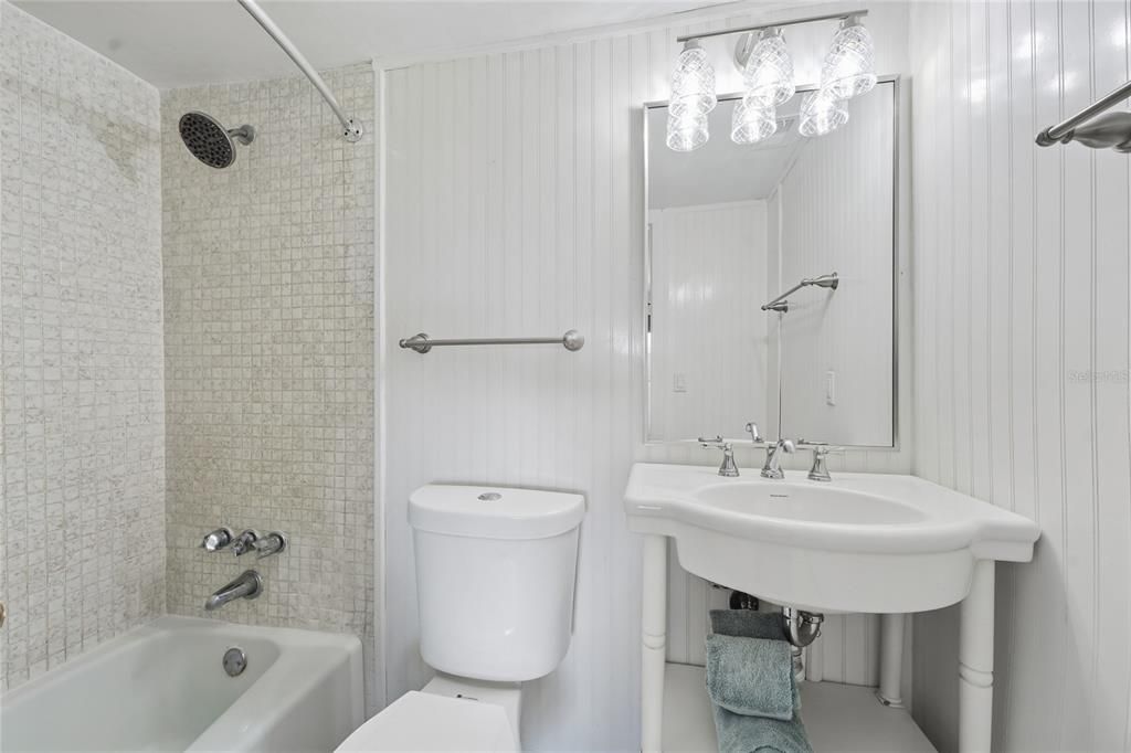 For Sale: $389,900 (2 beds, 2 baths, 1014 Square Feet)