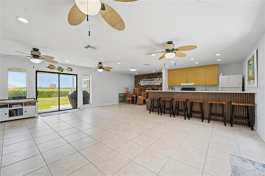 For Sale: $389,900 (2 beds, 2 baths, 1014 Square Feet)