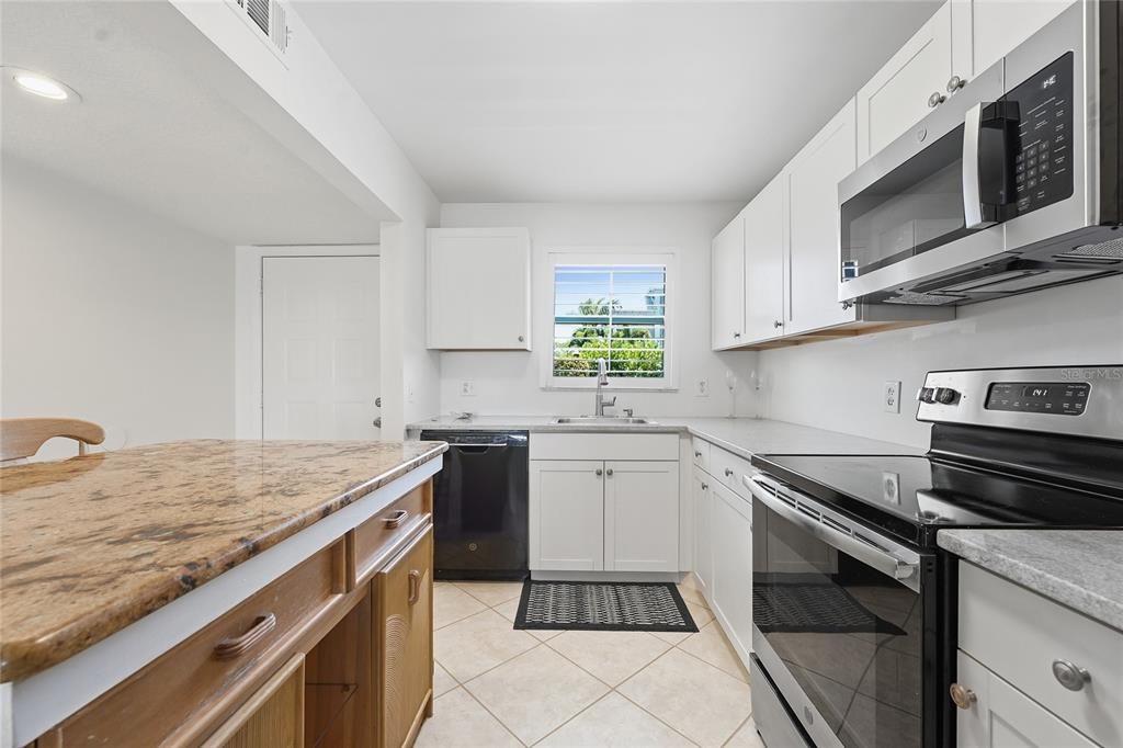For Sale: $389,900 (2 beds, 2 baths, 1014 Square Feet)