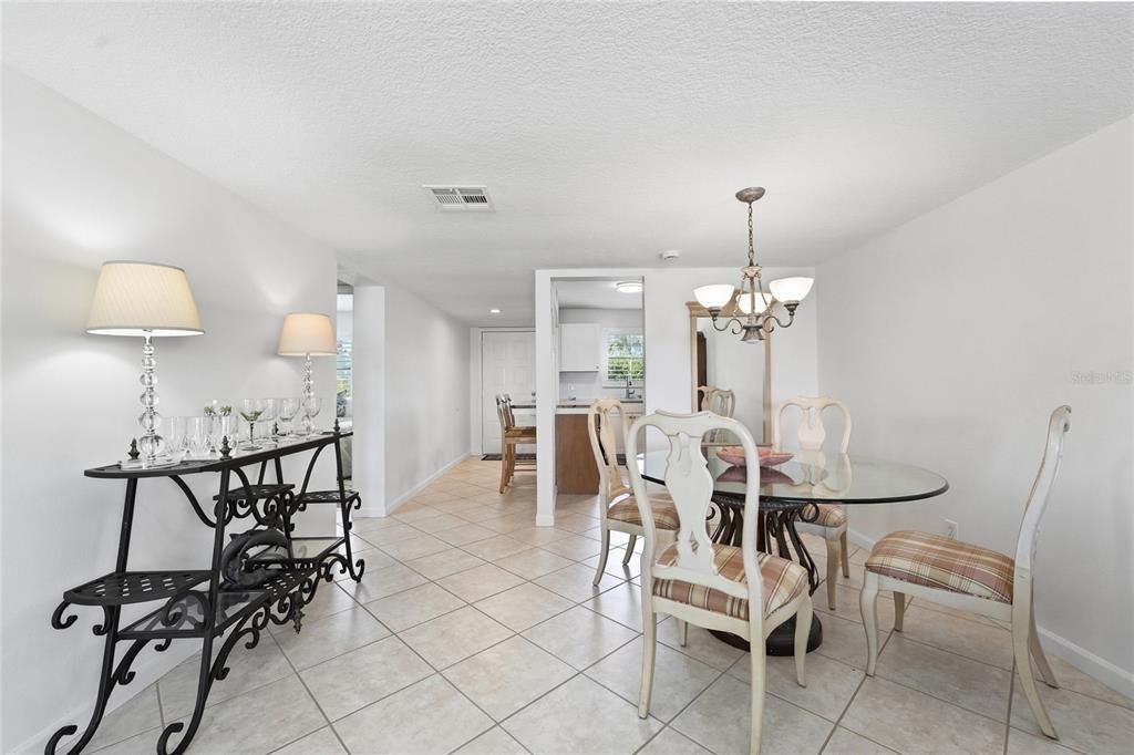 For Sale: $389,900 (2 beds, 2 baths, 1014 Square Feet)