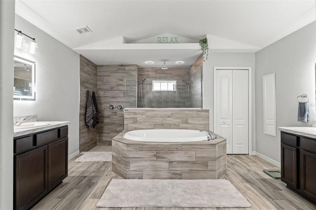 En Venta: $635,000 (5 camas, 3 baños, 3514 Pies cuadrados)