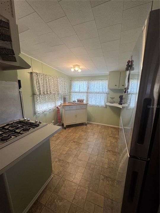 For Sale: $115,000 (2 beds, 1 baths, 460 Square Feet)