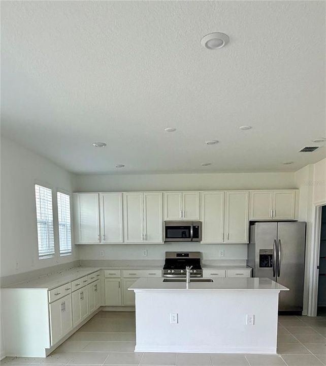 For Rent: $2,800 (4 beds, 2 baths, 2731 Square Feet)