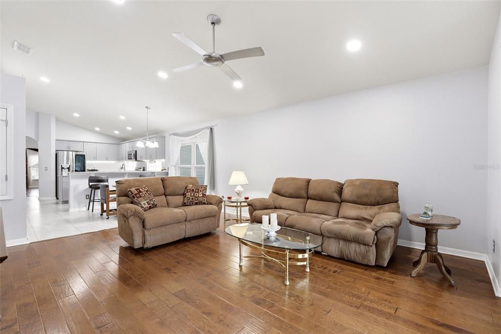 Activo con contrato: $515,000 (4 camas, 2 baños, 2162 Pies cuadrados)