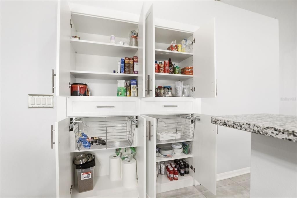 Activo con contrato: $515,000 (4 camas, 2 baños, 2162 Pies cuadrados)