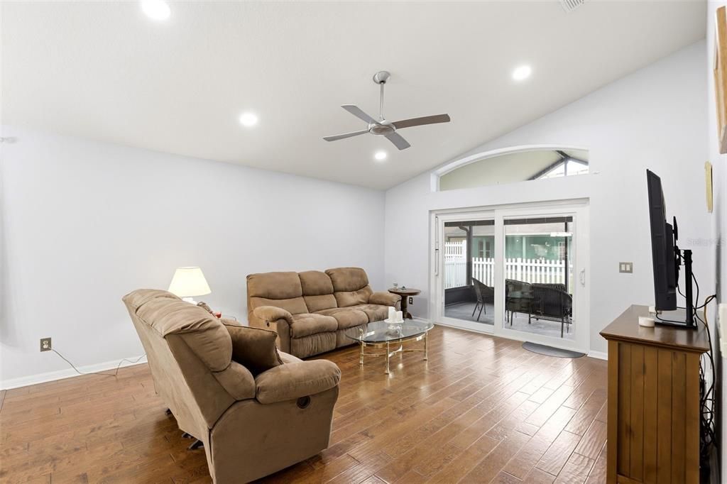 Activo con contrato: $515,000 (4 camas, 2 baños, 2162 Pies cuadrados)