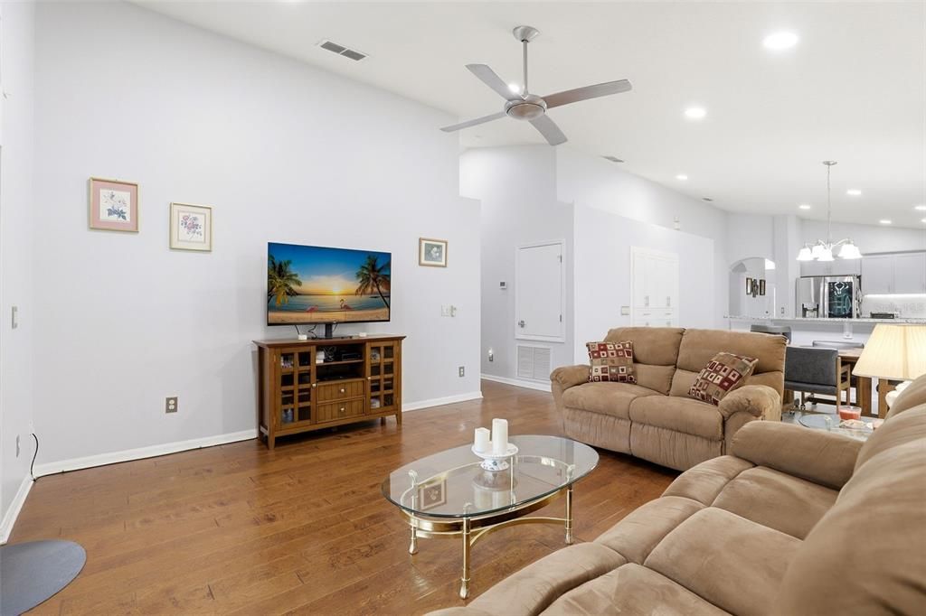Activo con contrato: $515,000 (4 camas, 2 baños, 2162 Pies cuadrados)