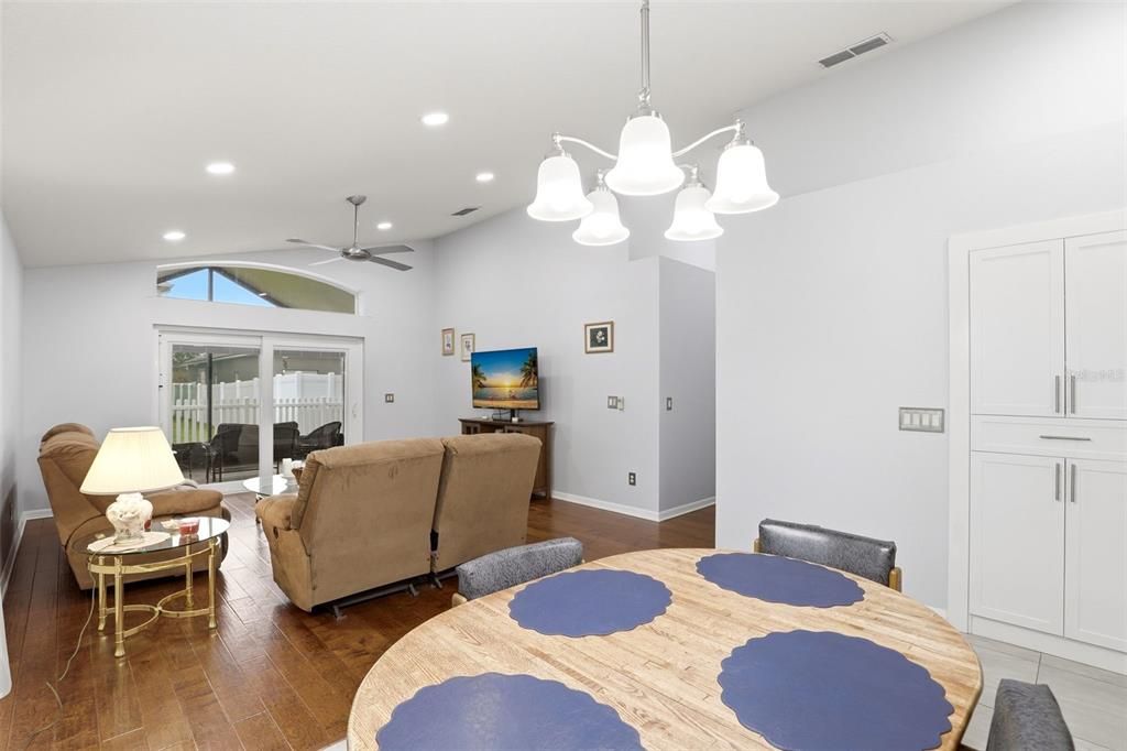 Activo con contrato: $515,000 (4 camas, 2 baños, 2162 Pies cuadrados)