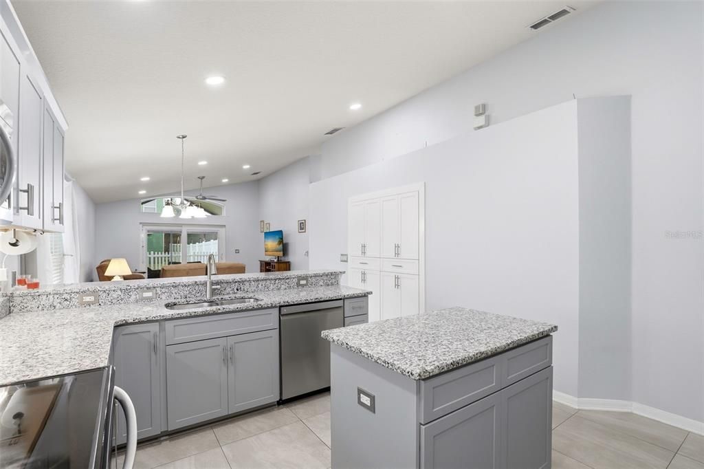 Activo con contrato: $515,000 (4 camas, 2 baños, 2162 Pies cuadrados)