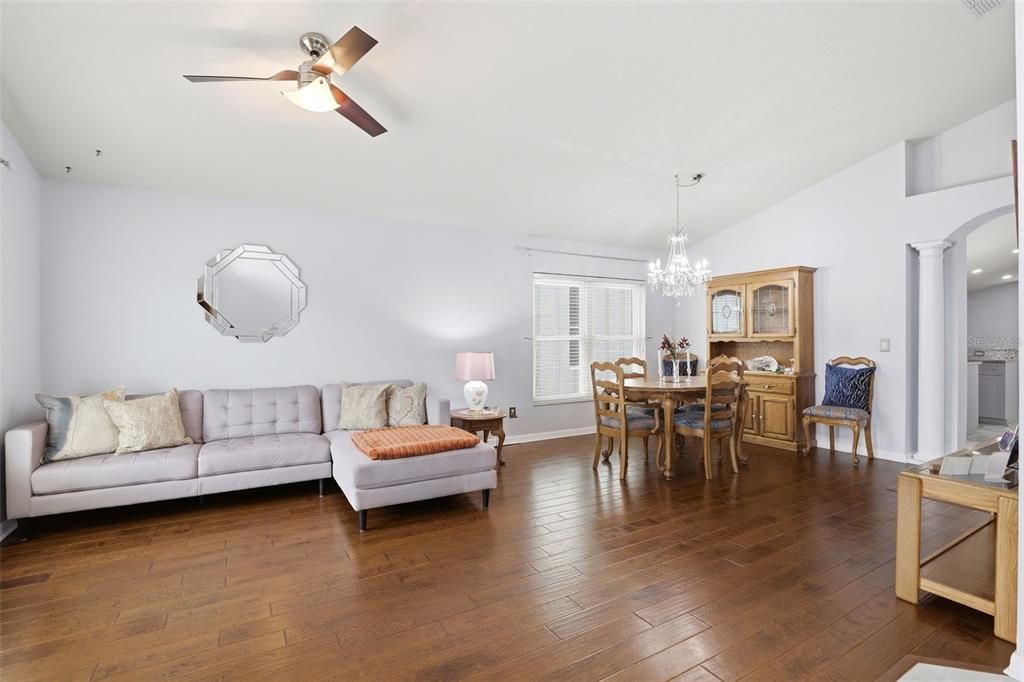Activo con contrato: $515,000 (4 camas, 2 baños, 2162 Pies cuadrados)