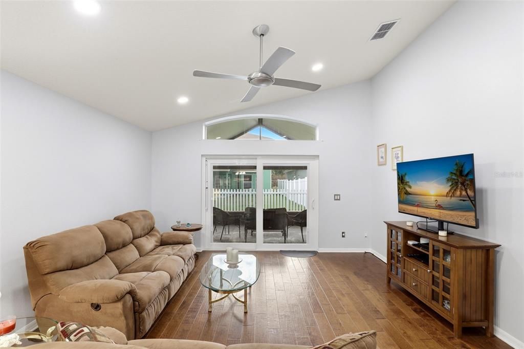 Activo con contrato: $515,000 (4 camas, 2 baños, 2162 Pies cuadrados)