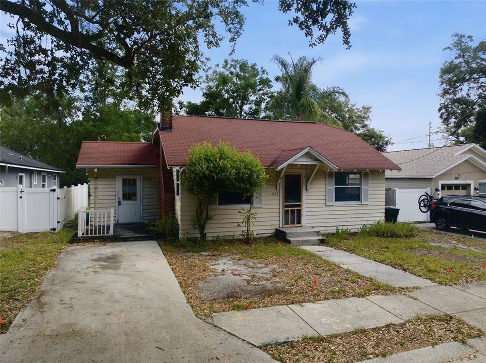 Active With Contract: $325,000 (2 beds, 1 baths, 936 Square Feet)