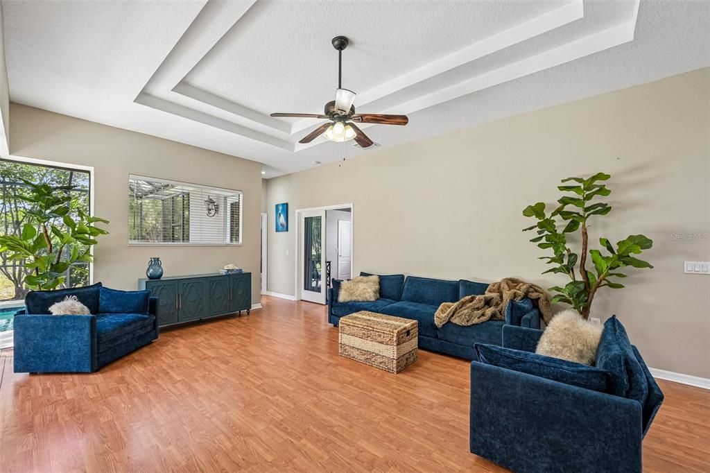 Activo con contrato: $562,000 (4 camas, 3 baños, 2242 Pies cuadrados)