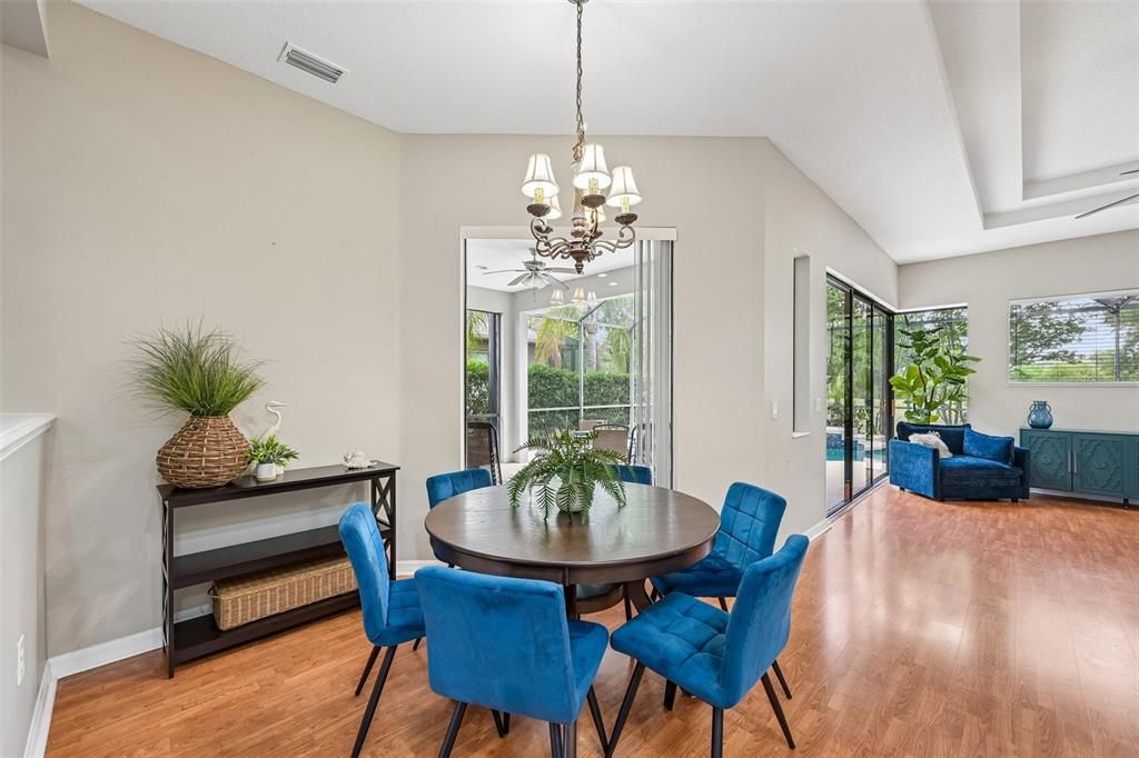 Activo con contrato: $562,000 (4 camas, 3 baños, 2242 Pies cuadrados)