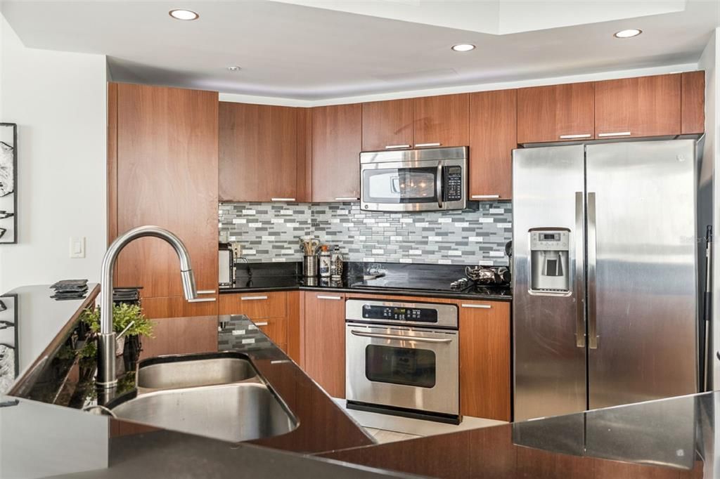 For Sale: $547,000 (3 beds, 3 baths, 2085 Square Feet)