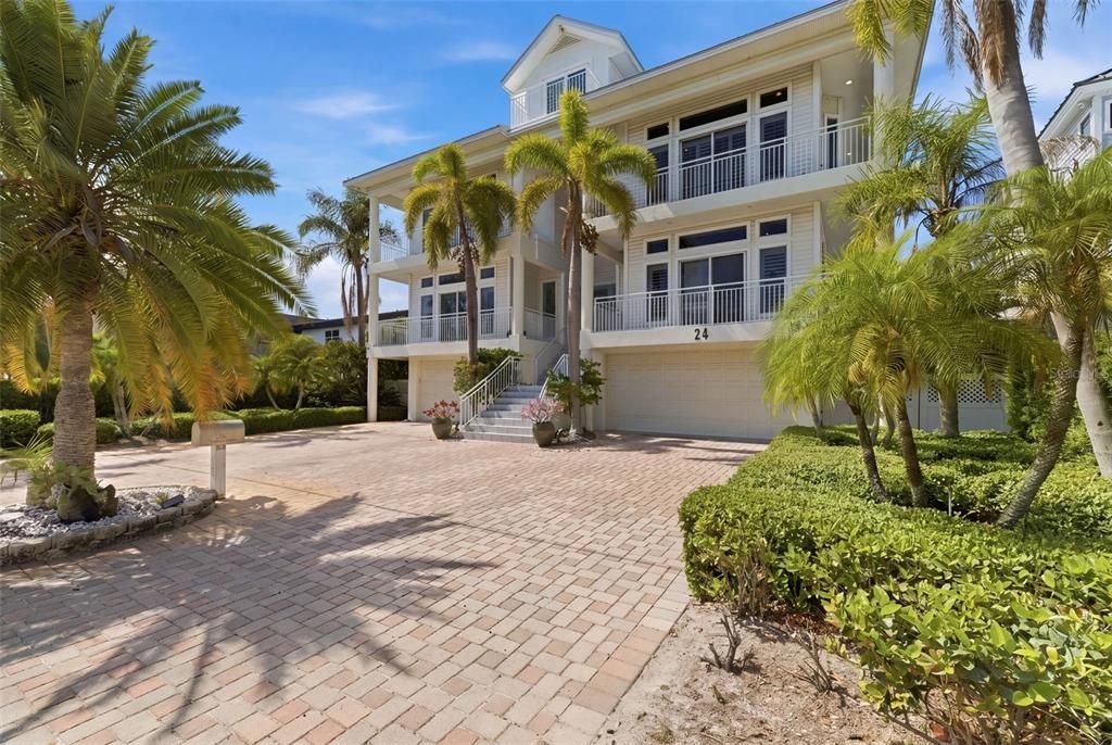 For Sale: $3,849,000 (5 beds, 6 baths, 5024 Square Feet)