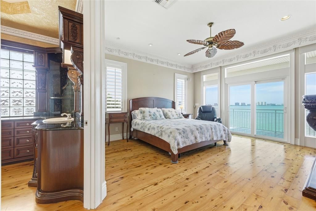 For Sale: $3,849,000 (5 beds, 6 baths, 5024 Square Feet)