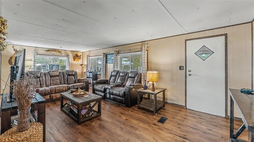 For Sale: $224,900 (4 beds, 2 baths, 1344 Square Feet)