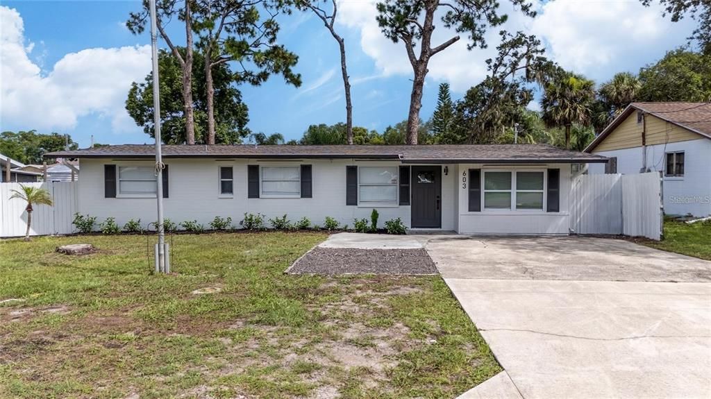 For Rent: $2,100 (3 beds, 2 baths, 1206 Square Feet)
