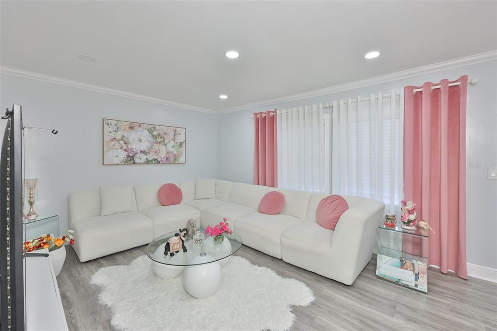 For Sale: $290,000 (3 beds, 2 baths, 1260 Square Feet)