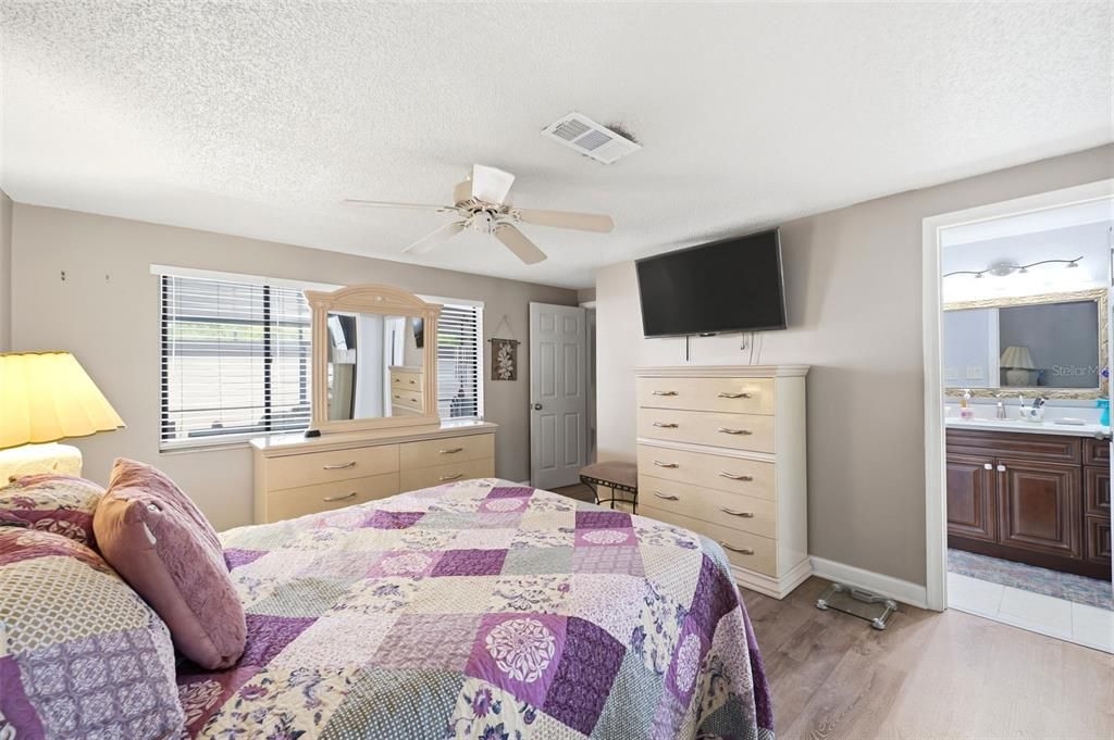 For Sale: $250,000 (2 beds, 2 baths, 1998 Square Feet)