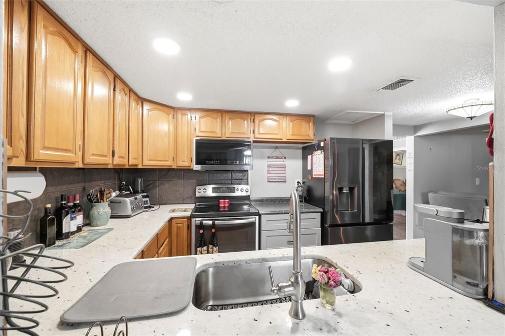 For Sale: $250,000 (2 beds, 2 baths, 1998 Square Feet)
