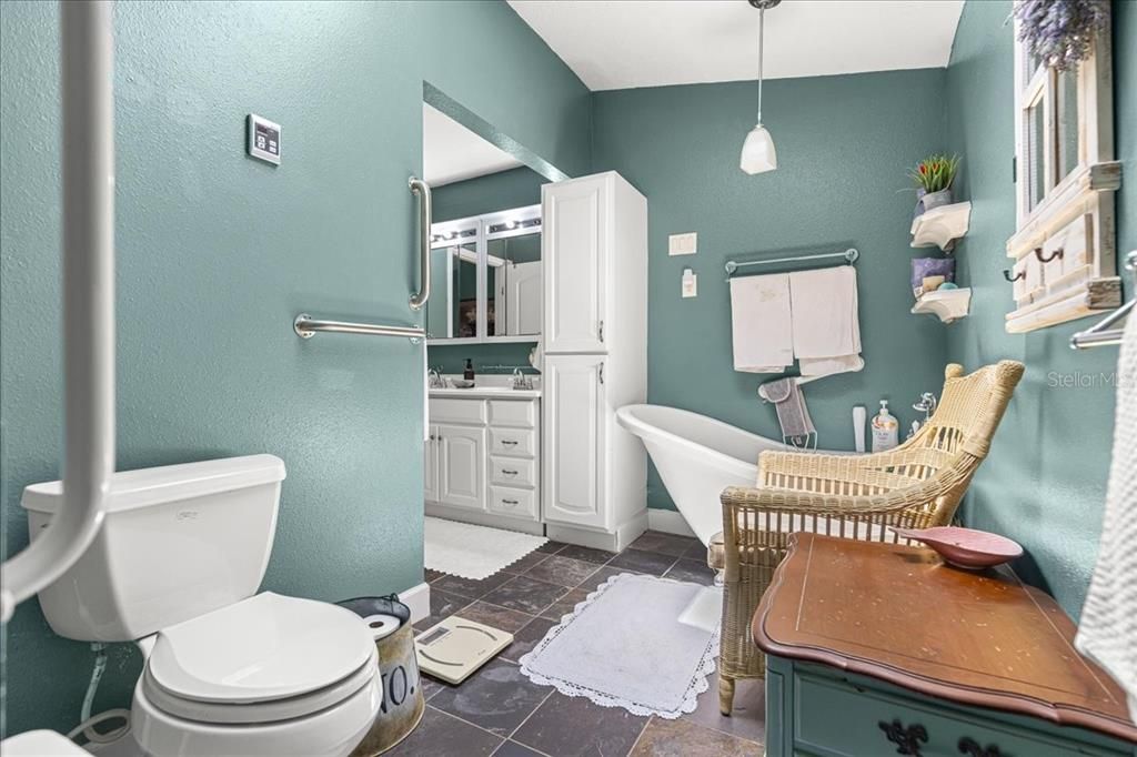 For Sale: $825,000 (5 beds, 3 baths, 3060 Square Feet)