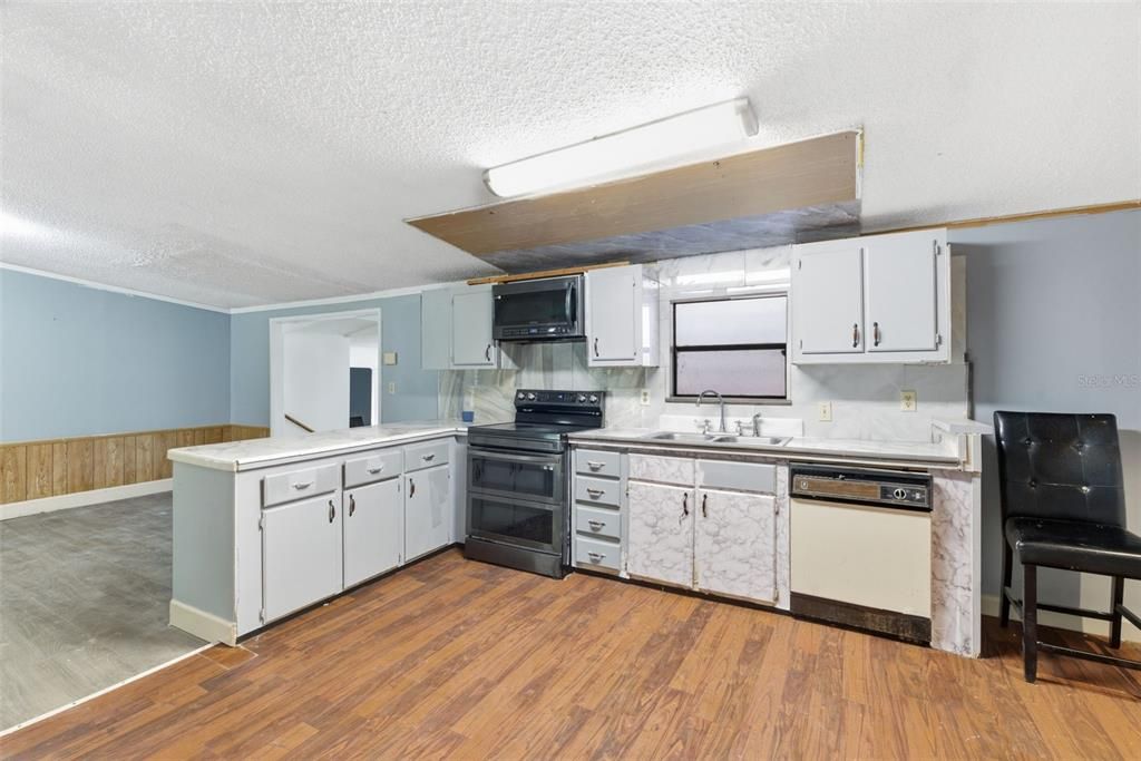 For Sale: $420,000 (5 beds, 3 baths, 2928 Square Feet)