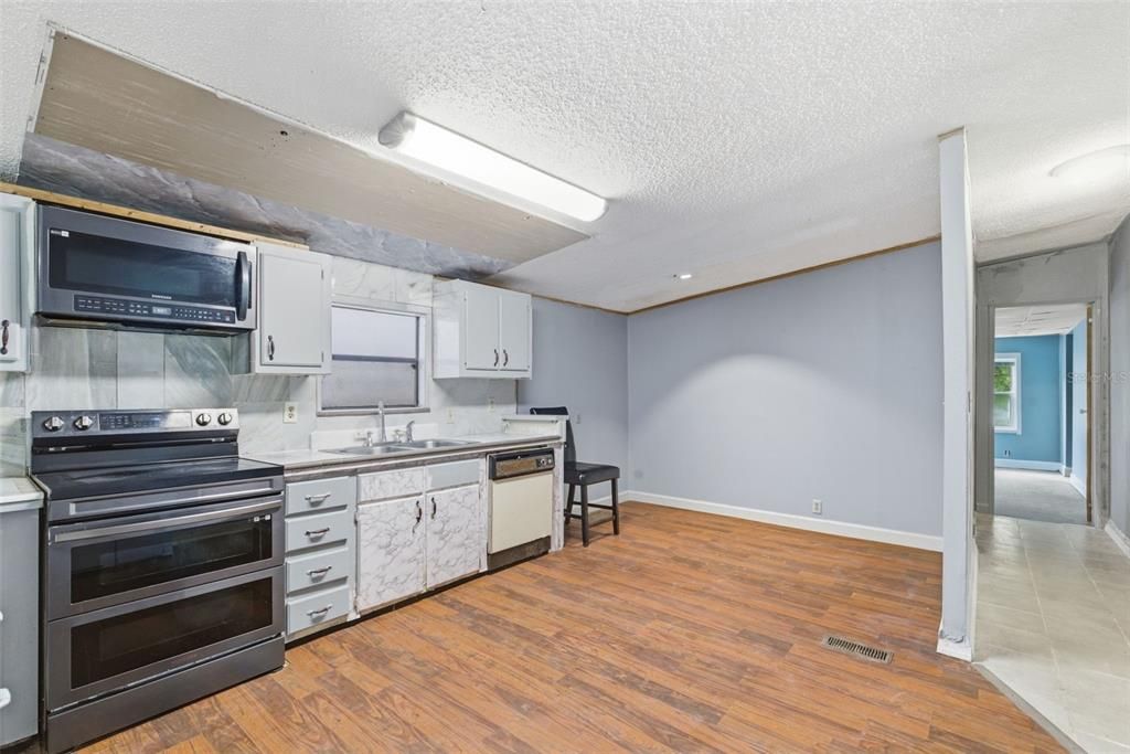 For Sale: $420,000 (5 beds, 3 baths, 2928 Square Feet)