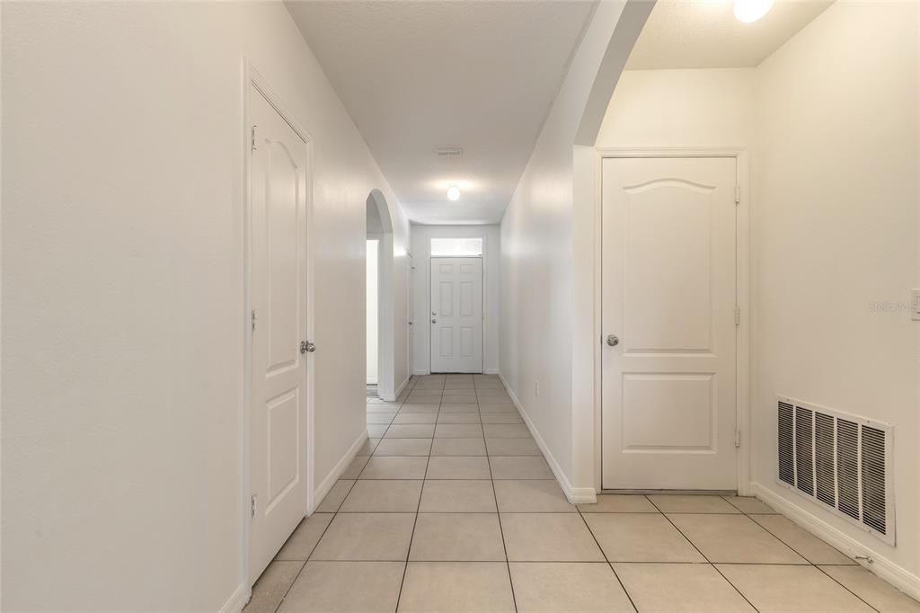На продажу: $359,900 (4 спален, 2 ванн, 1867 Квадратных фут)