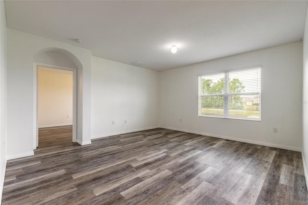 На продажу: $359,900 (4 спален, 2 ванн, 1867 Квадратных фут)