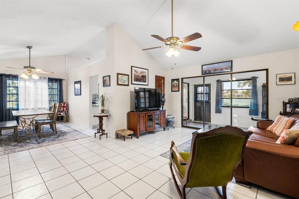 En Venta: $324,900 (2 camas, 2 baños, 1750 Pies cuadrados)