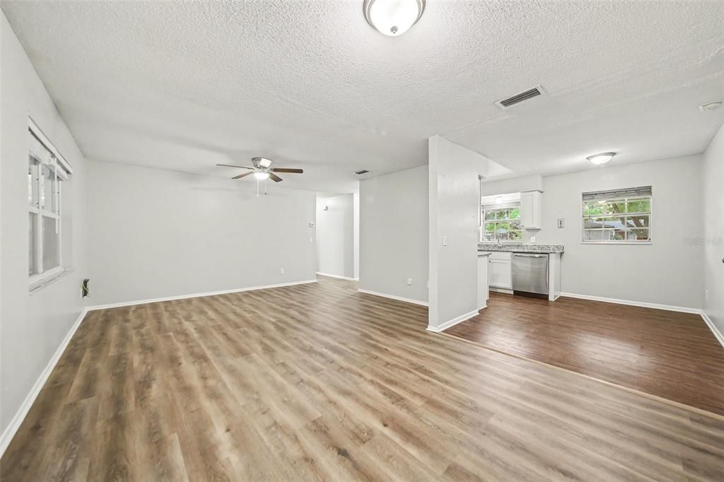 En Venta: $329,900 (3 camas, 2 baños, 1200 Pies cuadrados)