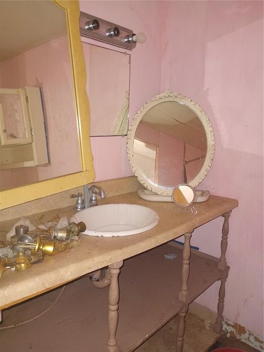 For Sale: $140,000 (2 beds, 2 baths, 864 Square Feet)